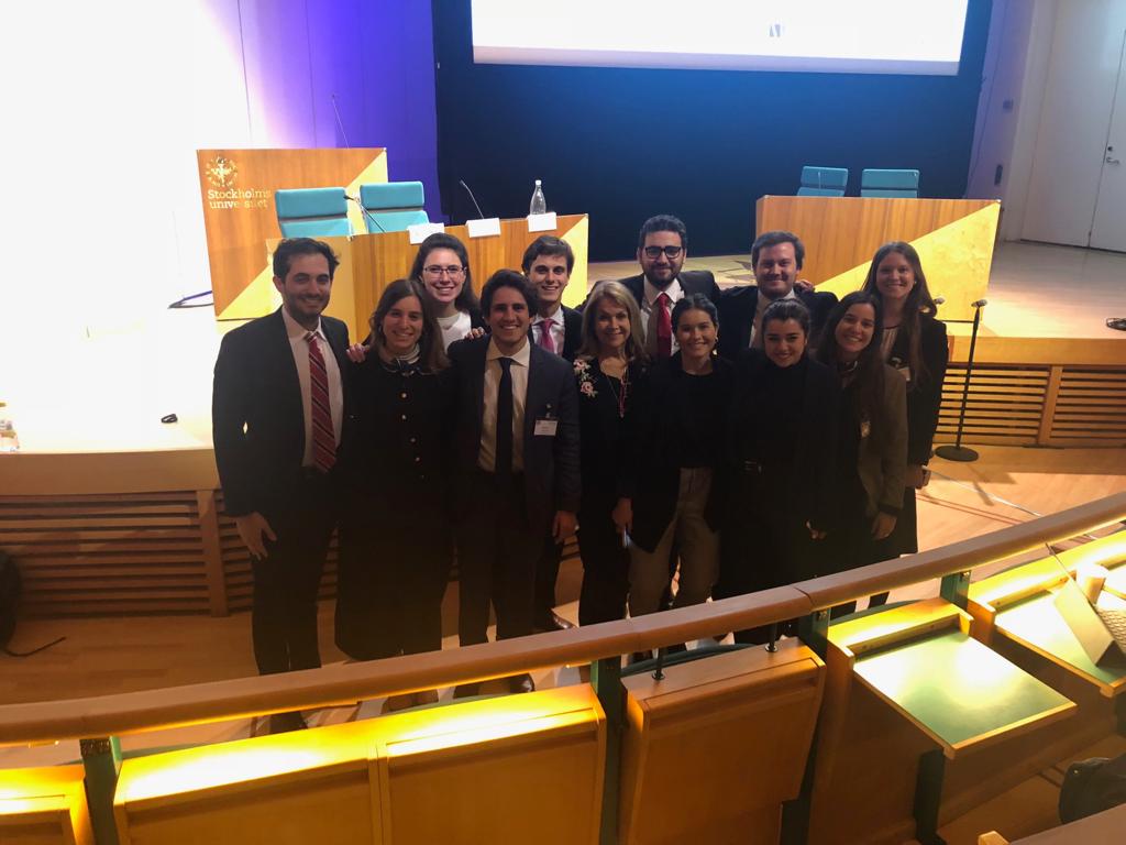 Todo el equipo de estudiantes de la Universidad de Montevideo posa junto a sus tutores durante una pausa de la competencia celebrada en Estocolmo, en noviembre.