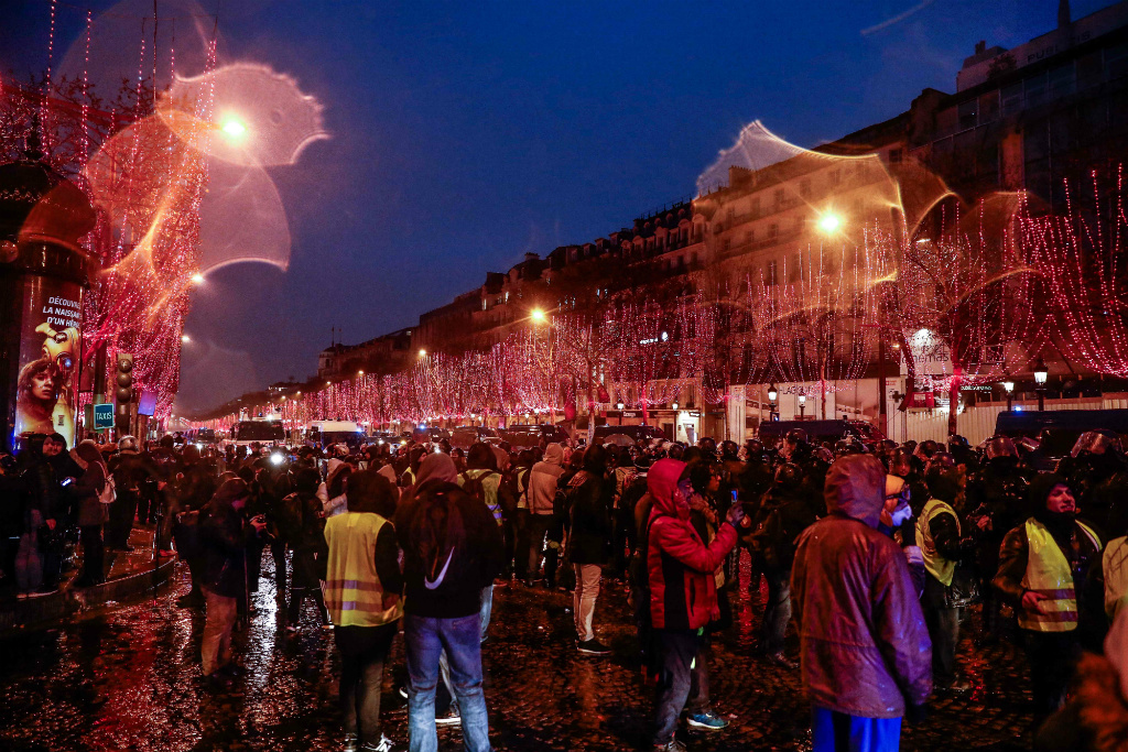 Manifestantes congregados en los Champs-Elysées. Foto: AFP