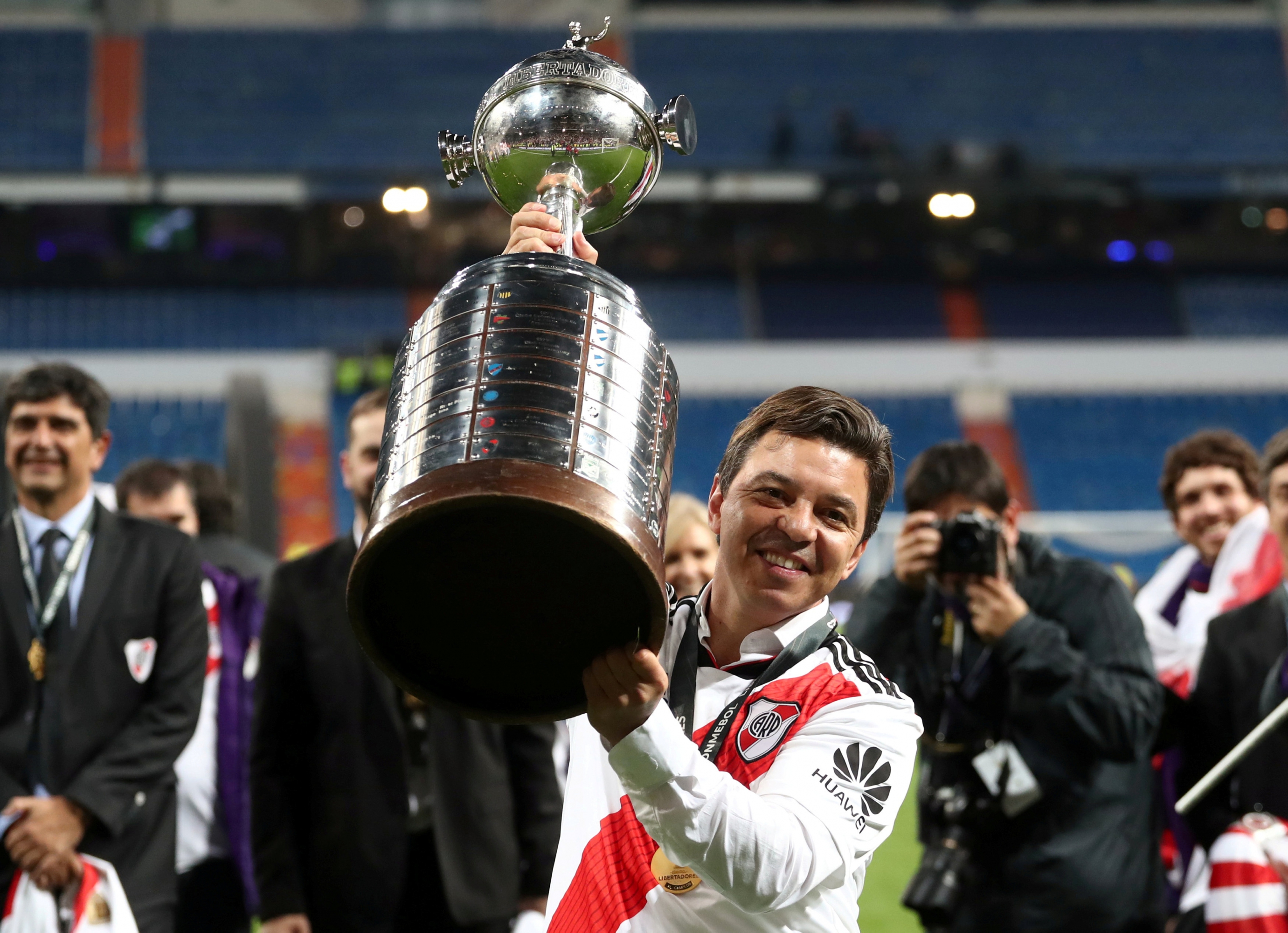 Marcelo Gallardo con la Copa Libertadores de América que River Plate obtuvo en Madrid. Foto: AFP.