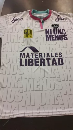 Central Ballester. El club creó una camiseta especial bajo la consigna "Ni una menos".