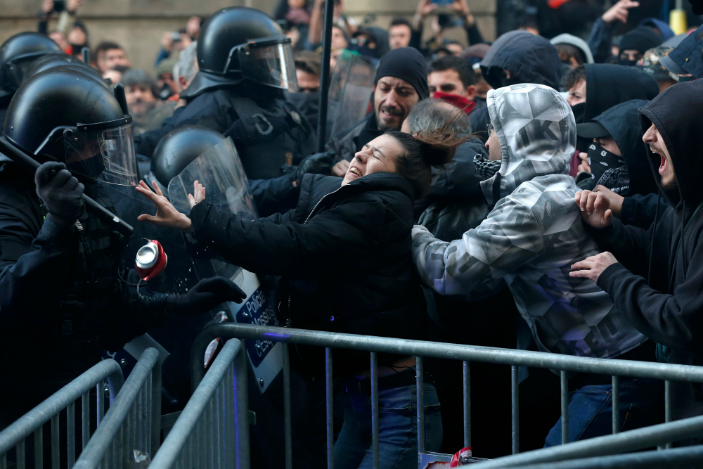 Los Mossos d´Esquadra frenan a manifestantes partidarios de la secesión de Cataluña ayer en Barcelona. Foto: AFP