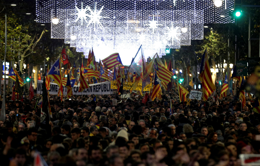 Miles de partidarios de la recesión de Cataluña protestan contra el gobierno de Sánchez. Foto: Reuters