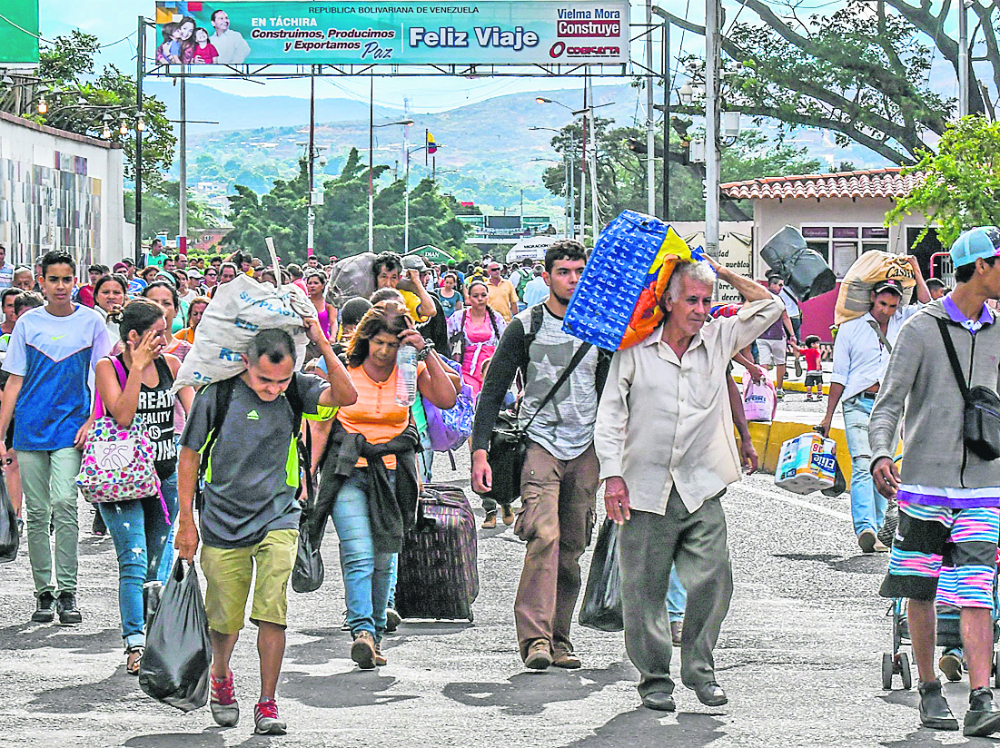 Ciudadanos venezolanos cruzan el Puente Internacional Simón Bolívar. Foto: AFP