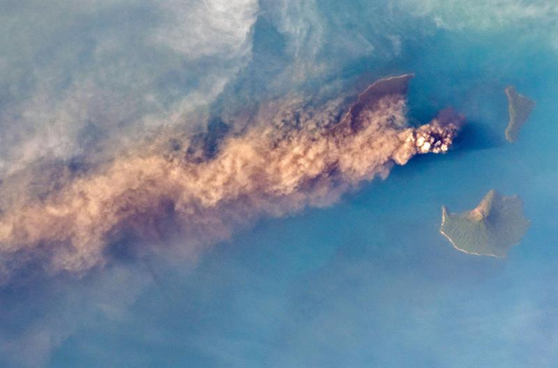 Una foto de la NASA muestra la columna de cenizas en Indonesia desde el espacio. Foto: EFE