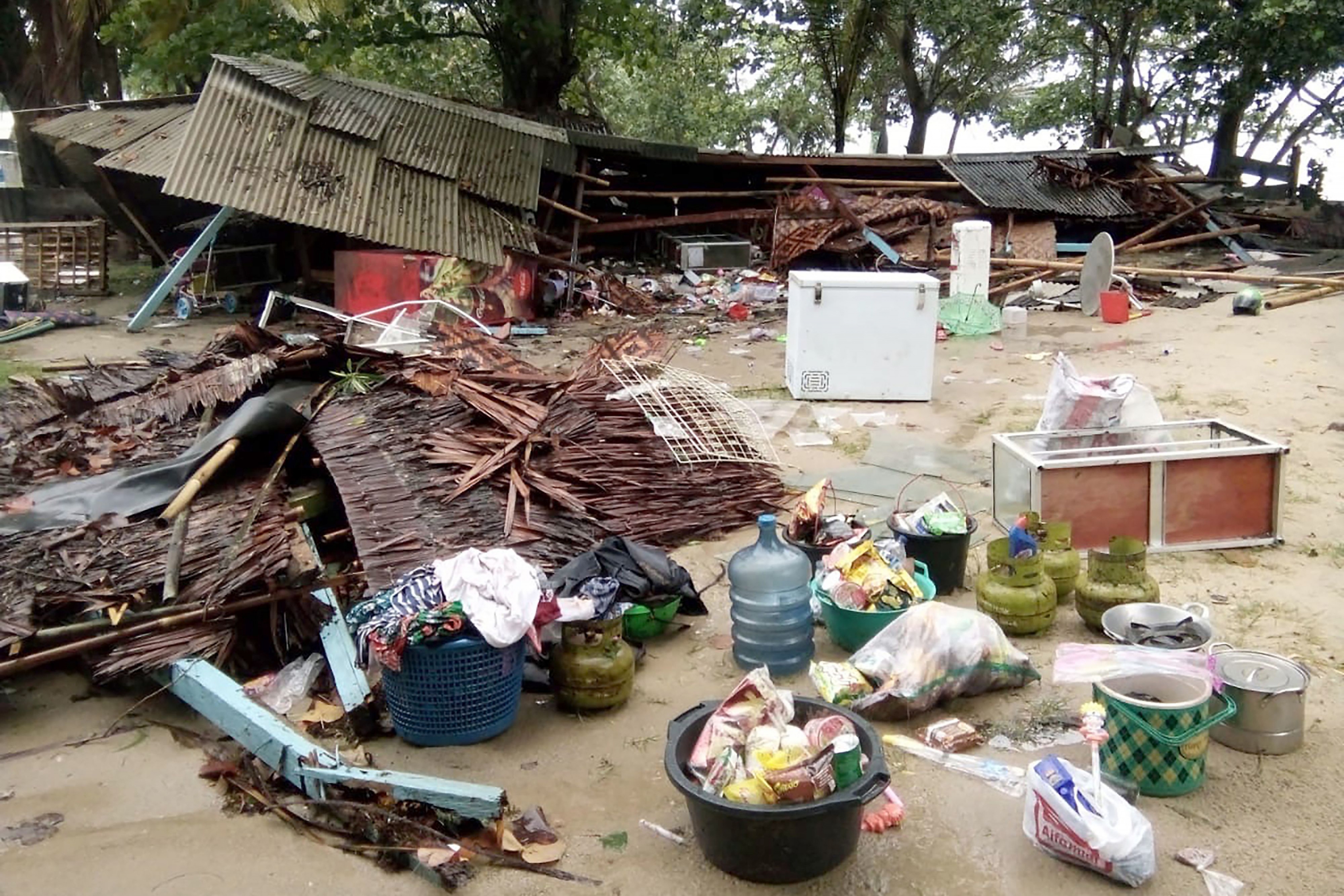 El tsunami en Indonesia dejó varios muertos, personas heridas y casas destruidas. Foto: AFP