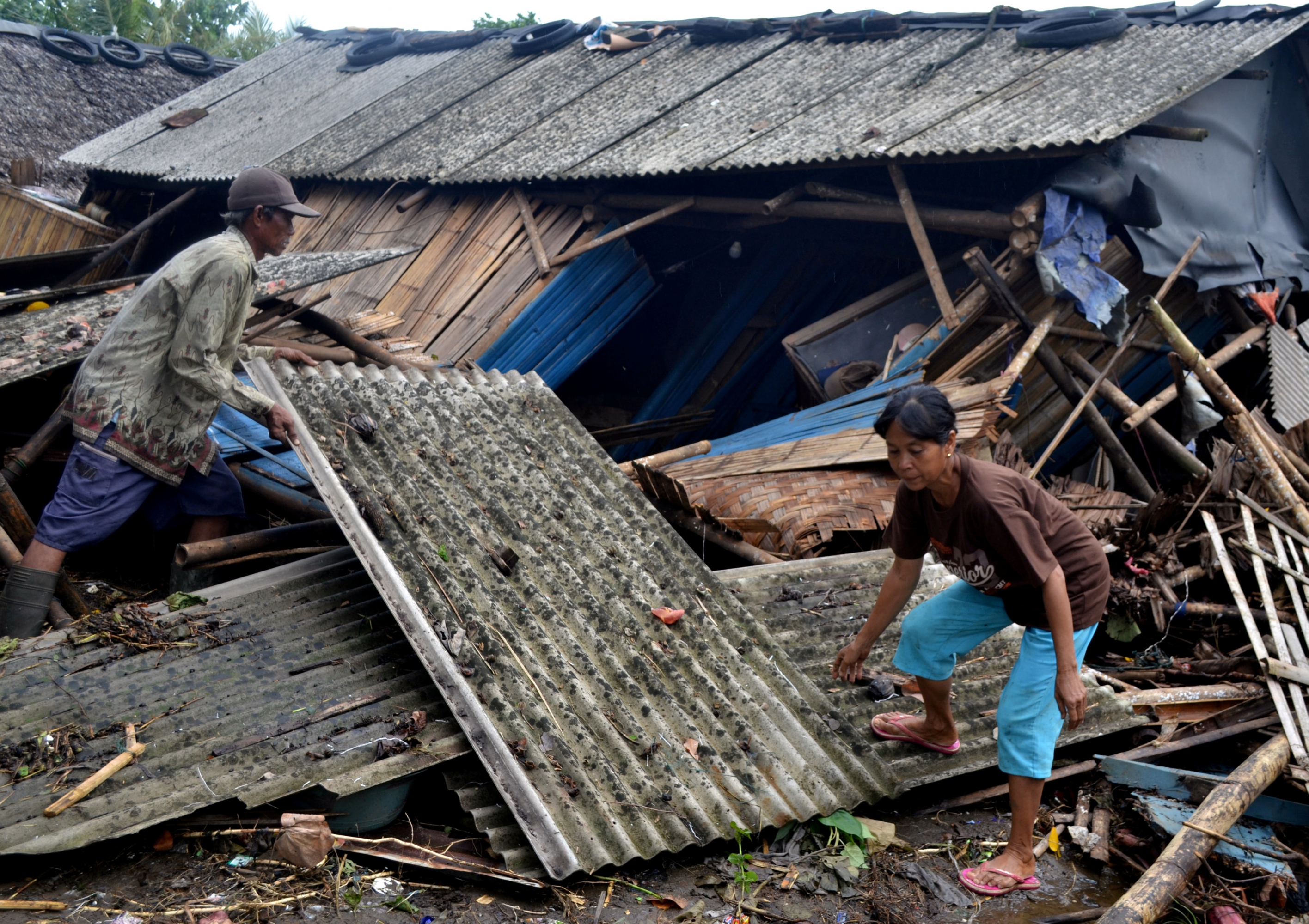 El tsunami en Indonesia dejó varios muertos, personas heridas y casas destruidas. Foto: Reuters