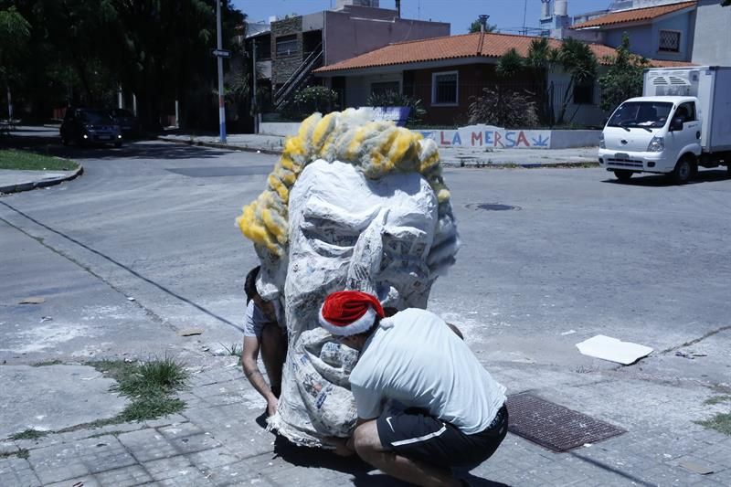 Así fue el armado del Judas este año. Foto: EFE