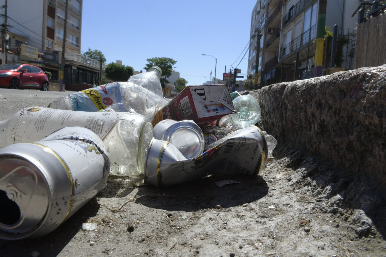 Así quedó la calle luego de los incidentes en Malvín. Foto: Marcelo Bonjour