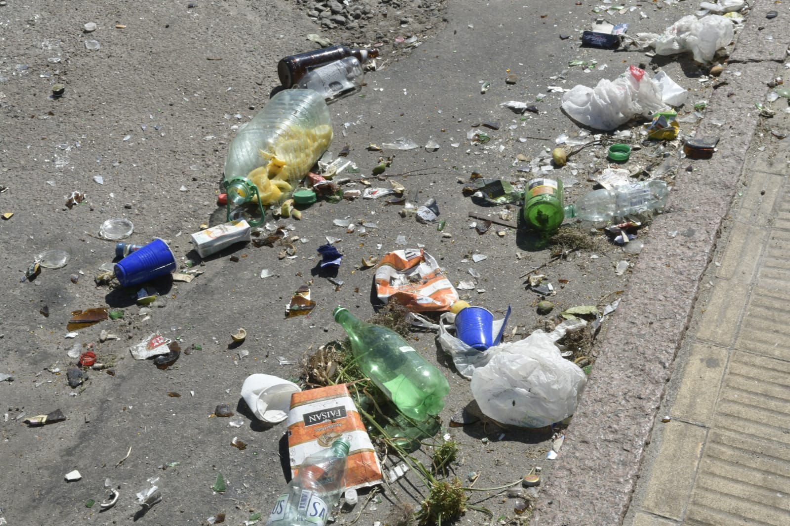 Así quedó la calle luego de los incidentes en Malvín. Foto: Marcelo Bonjour