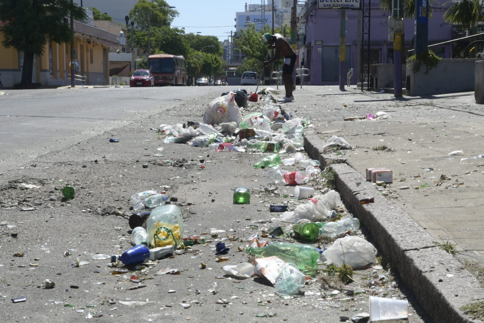 Así quedó la calle luego de los incidentes en Malvín. Foto: Marcelo Bonjour