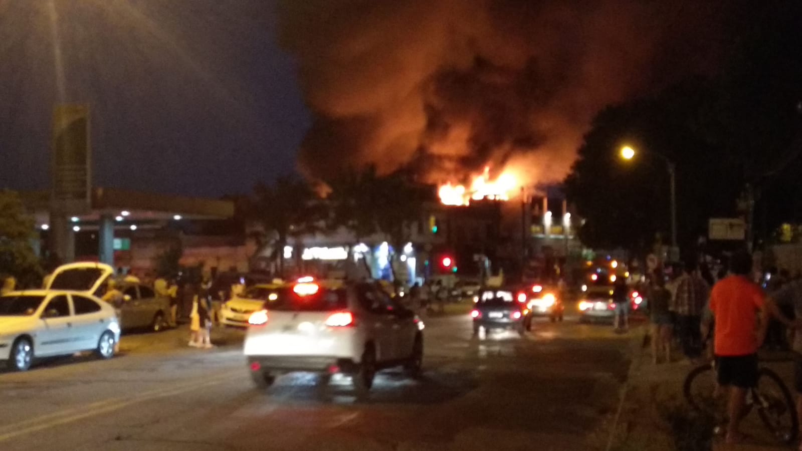 Incendio en depósito de un supermercado. Foto: Juan Andrés Rebellato