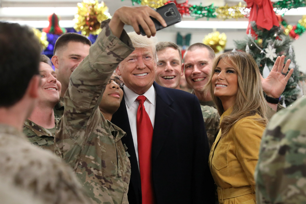 Soldados estadounidenses se toman selfies con Trump y Melania. Foto: Reuters