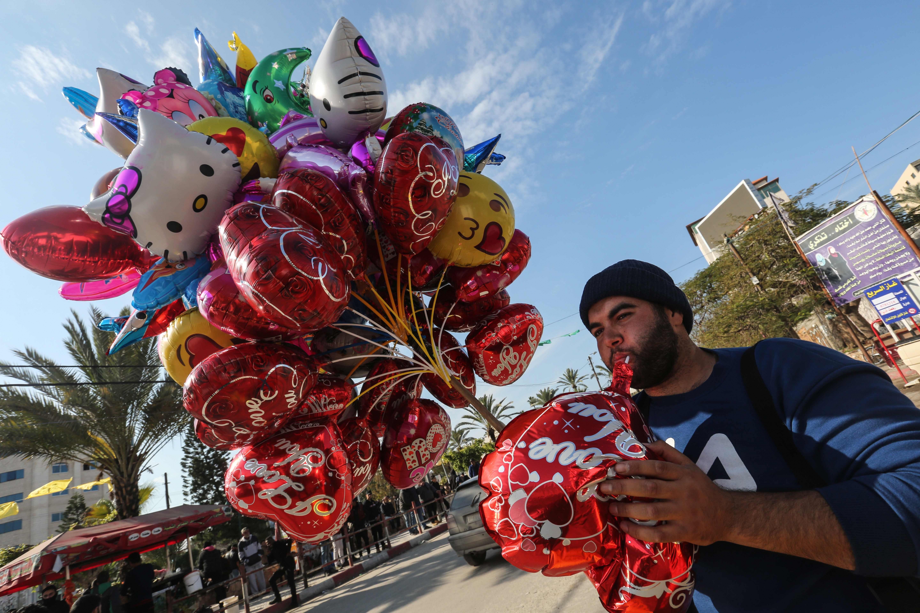 Un hombre palestino vendiendo globos en Gaza el 31 de diciembre. Foto: AFP