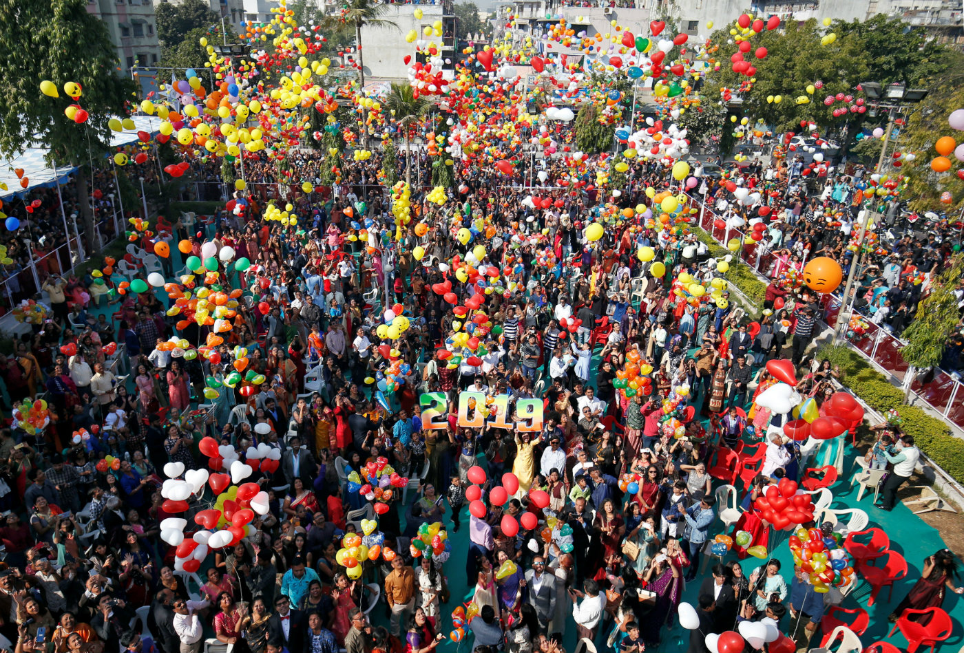 La gente sale a la calle a celebrar la llegada del 2019 en India. Foto: Reuters