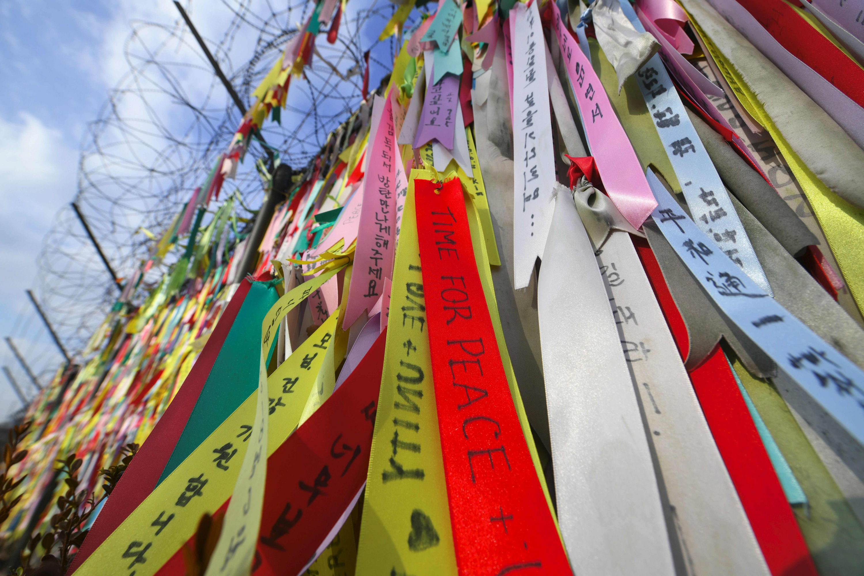 Cintas con mensajes de paz colgadas en Imjingak, Corea del Sur. Foto: AFP