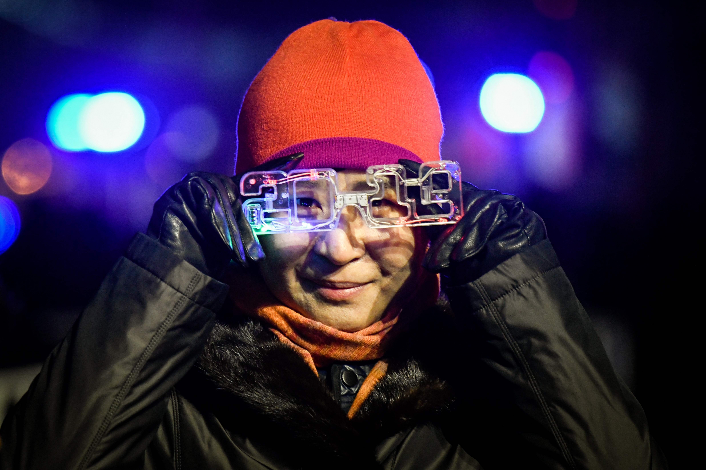 Una mujer espera la llegada del 2019 en Beijing. Foto: AFP