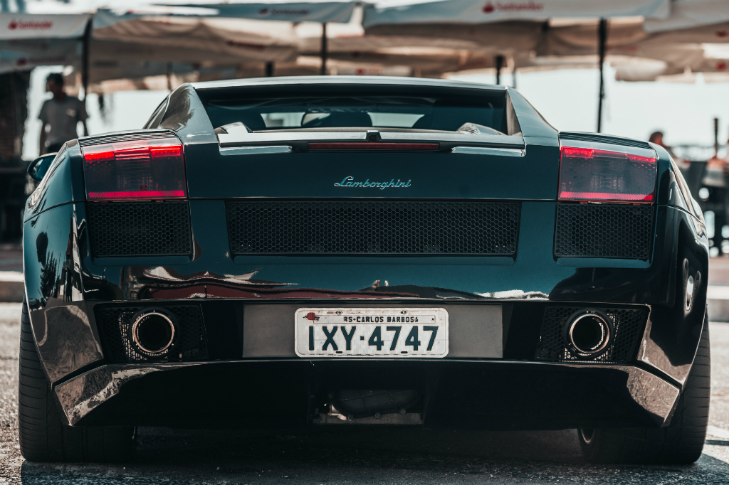 Un Lamborghini se roba las miradas en las calles de Punta del Este. Foto: Federico Desal