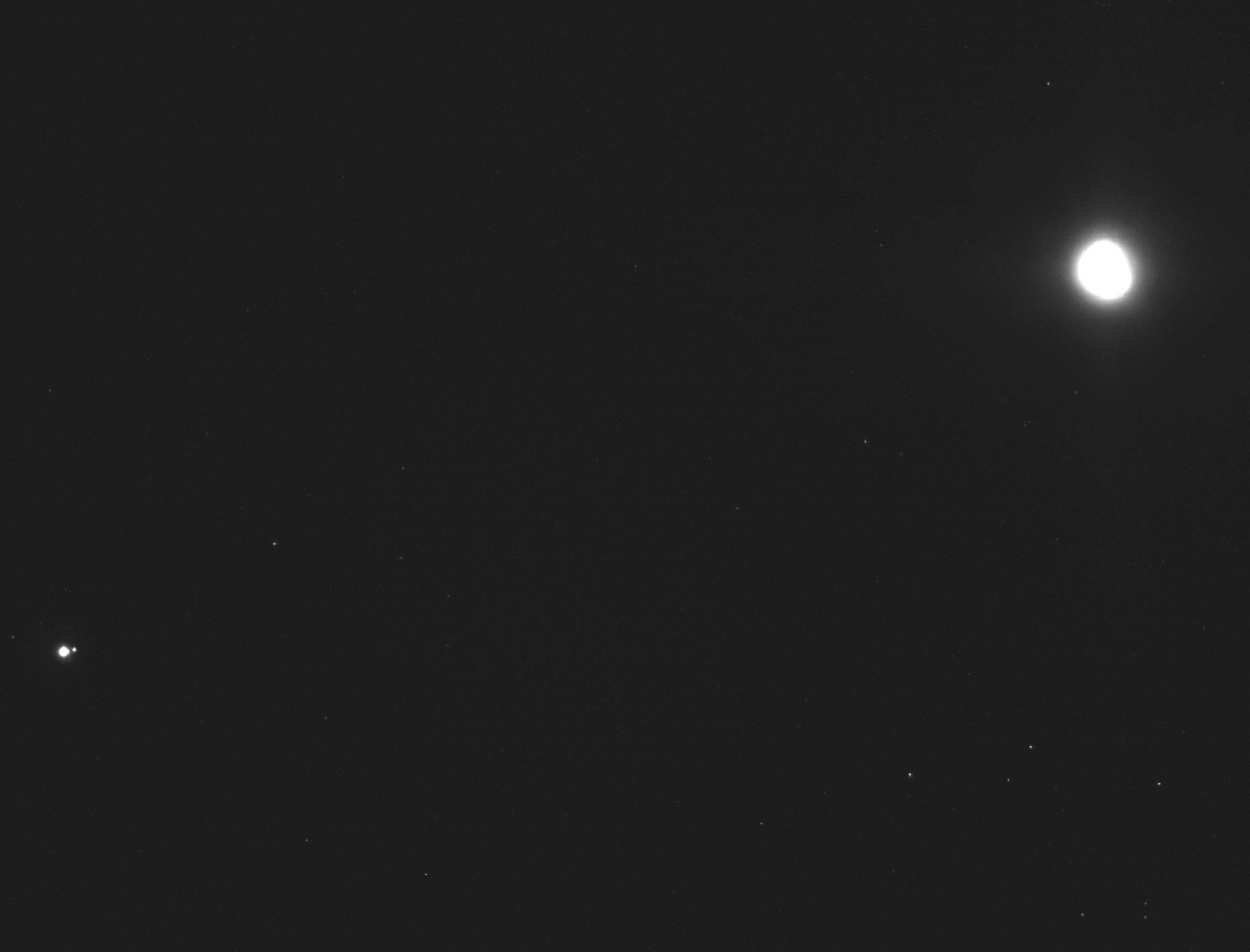 La Tierra es el punto brillante que se ve abajo a la izquierda, con la Luna. Foto: NASA