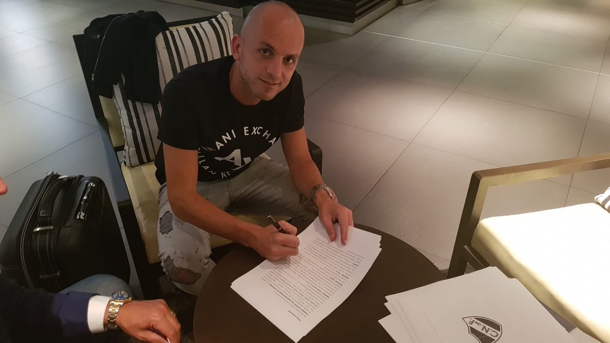 Gustavo Lorenzetti firmando el contrato con Nacional en Uruguay. Foto: @Nacional.