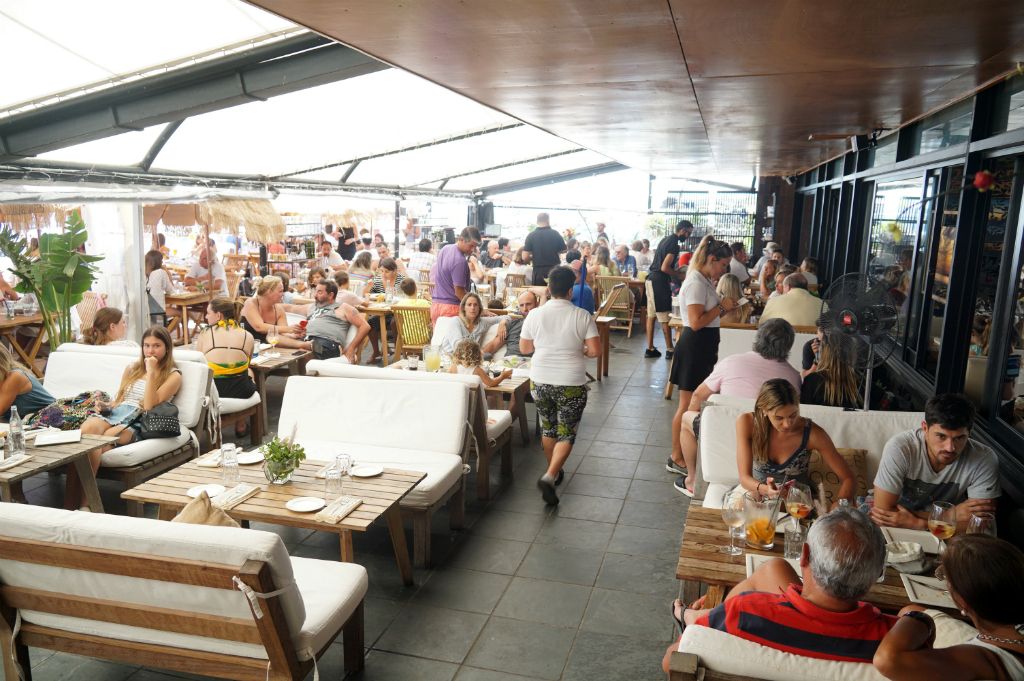 Los kilómetros de costa que tiene Punta del Este pueden ser disfrutados desde los diversos paradores. Foto: R. Figueredo