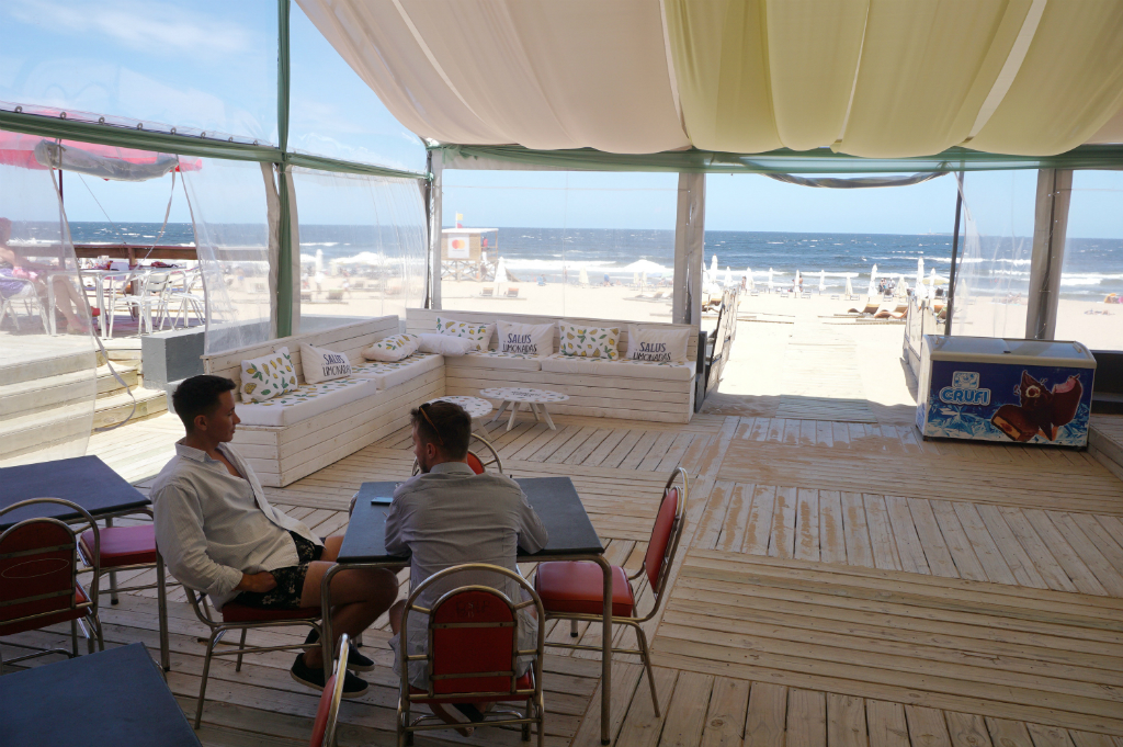 Los kilómetros de costa que tiene Punta del Este pueden ser disfrutados desde los diversos paradores. Foto: R. Figueredo