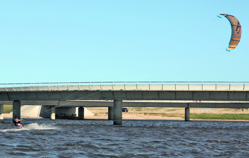 El puente diseñado por el arquitecto Rafael Viñoly, una postal del lugar. Foto: Mateo Vázquez