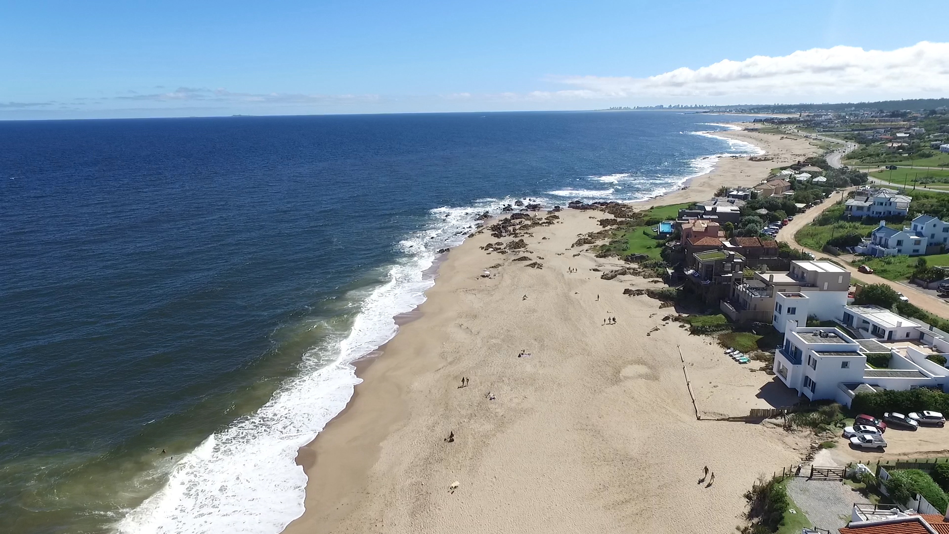 Punta Piedras, la playa que esconde el lujo de los famosos