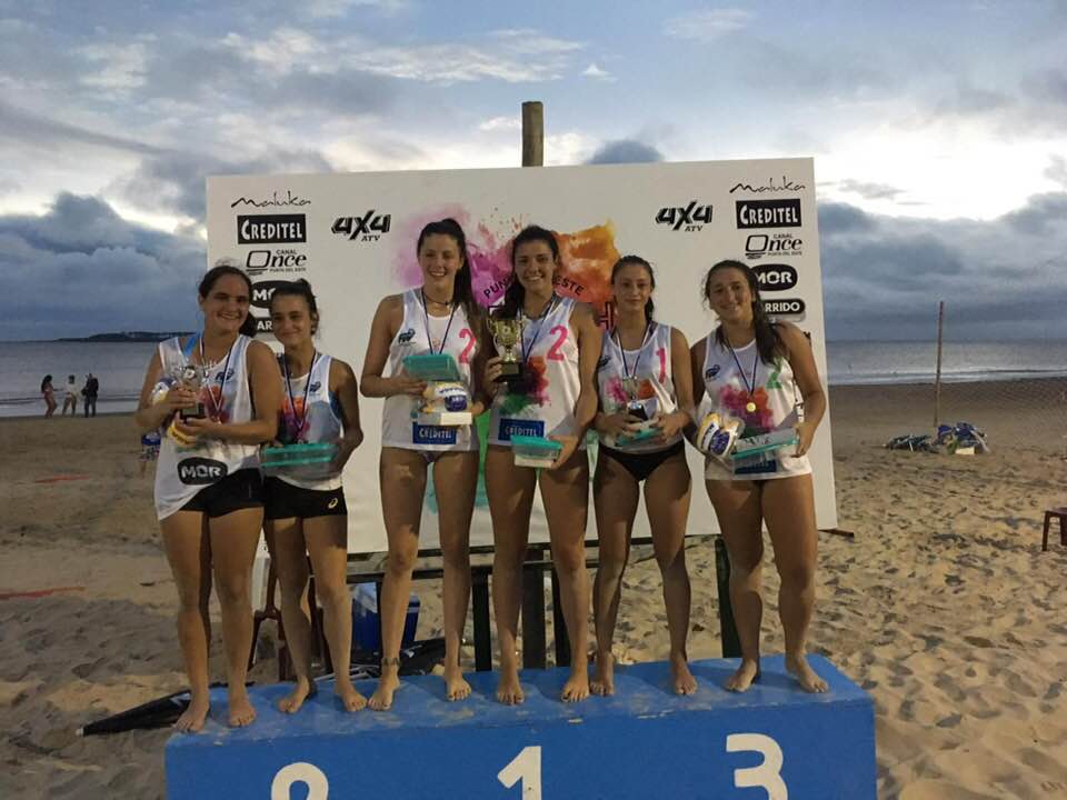 El podio femenino juvenil del Circuito Nacional de beach volley en Punta del Este.