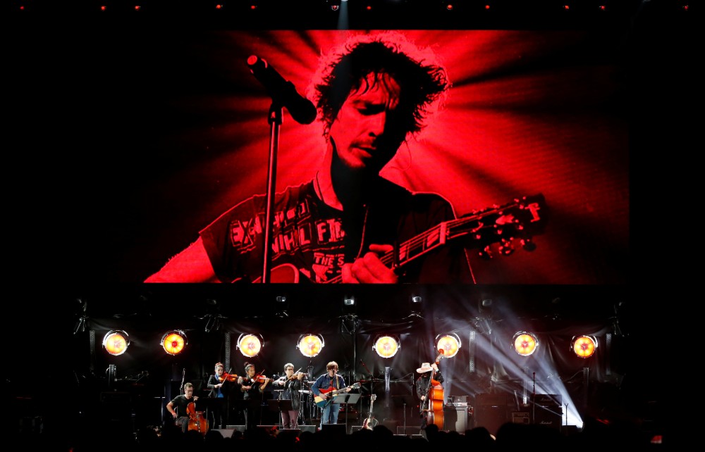 Ryan Adams en el tributo a Chris Cornell. Foto: Reuters