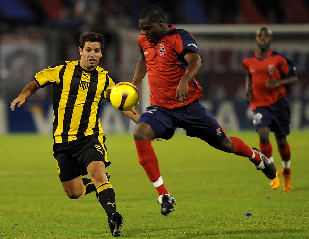 Peñarol no pudo hacer pie ante Independiente Medellín en la Libertadores 2009. Foto: Archivo El País