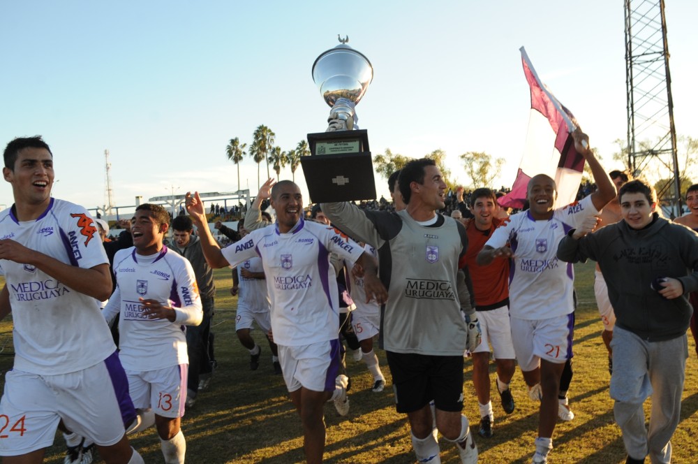 Martín Silva levantó la Copa del Defensor campeón del Clausura en 2009. Foto: Archivo El País
