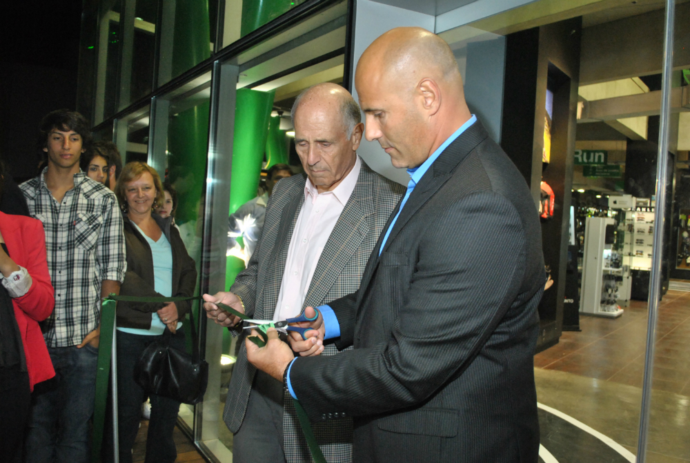 Leonardo y Fabián Rozenblum contaban, en 2014, con 42 locales y US$135 millones de facturación anual. Foto: archivo El País