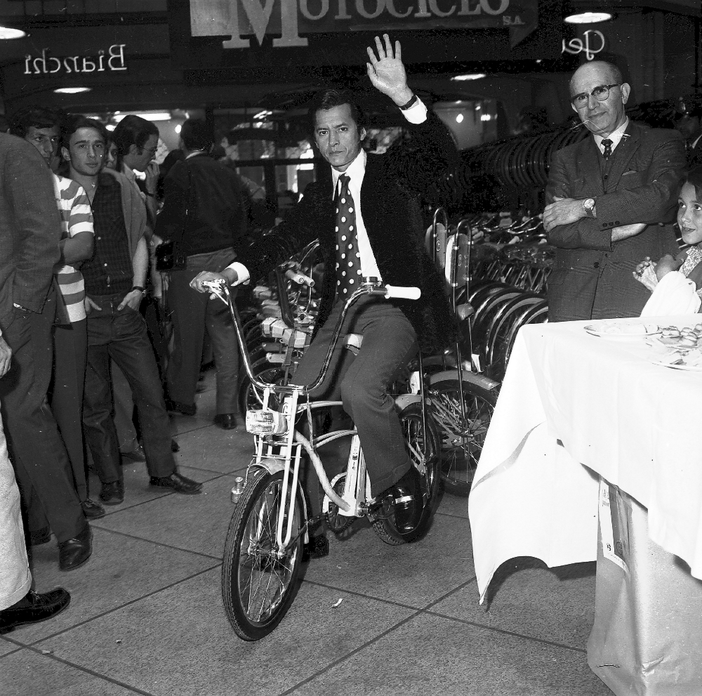 El cantante argentino Palito Ortega fue a una inauguración en 1976. Foto: archivo El País
