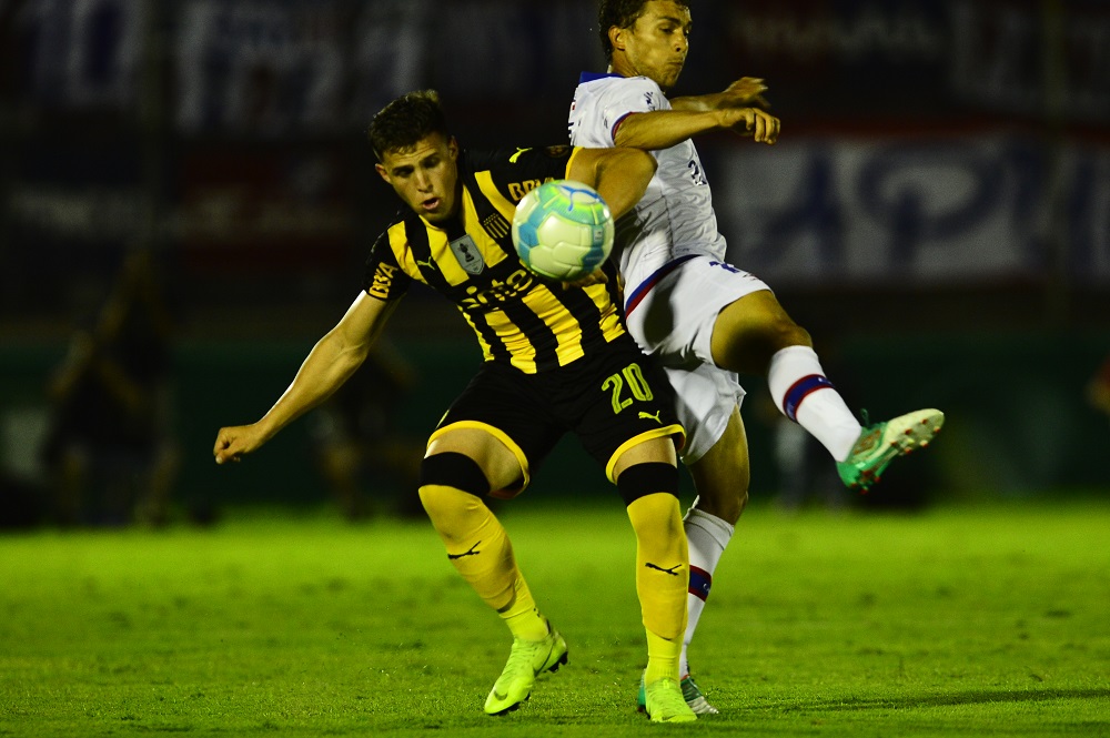 Giovanni González y Sebastián Fernández en el clásico Peñarol vs. Nacional