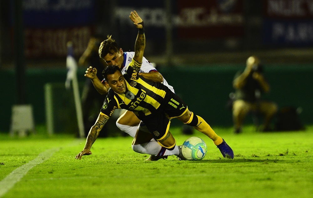 Fabián Estoyanoff y Axel Müller en el clásico Peñarol vs. Nacional