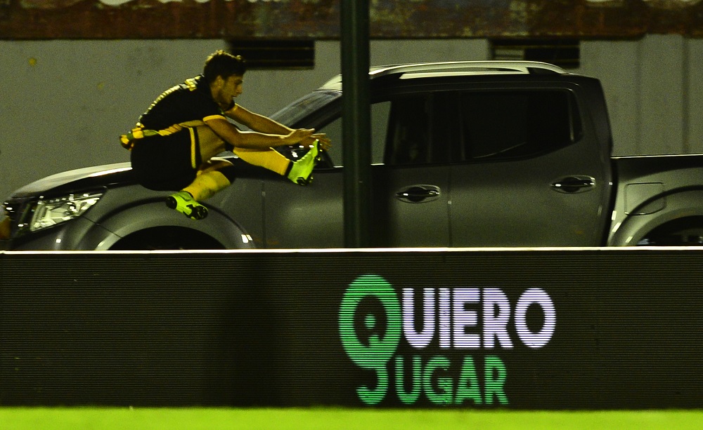 Los festejos de los goles de Peñarol de Gabriel Fernández y Agustín Canobbio