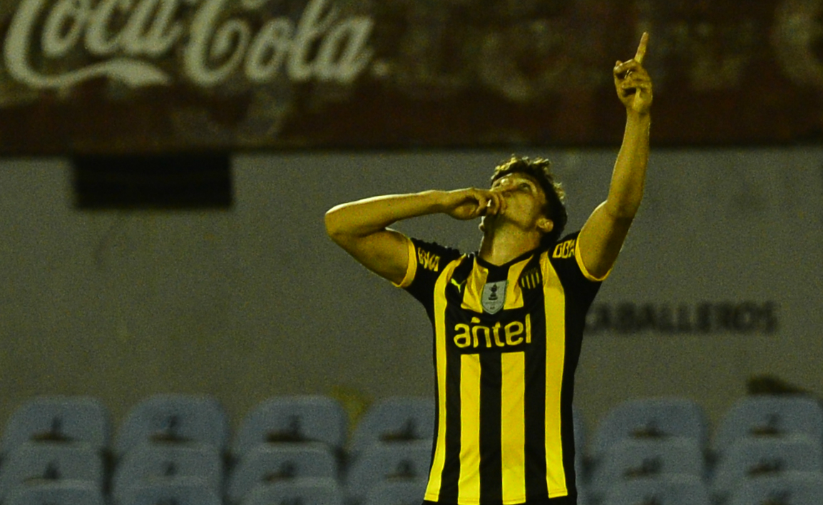 Los festejos de los goles de Peñarol de Gabriel Fernández y Agustín Canobbio