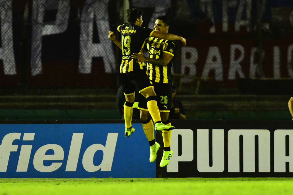 Los festejos de los goles de Peñarol de Gabriel Fernández y Agustín Canobbio