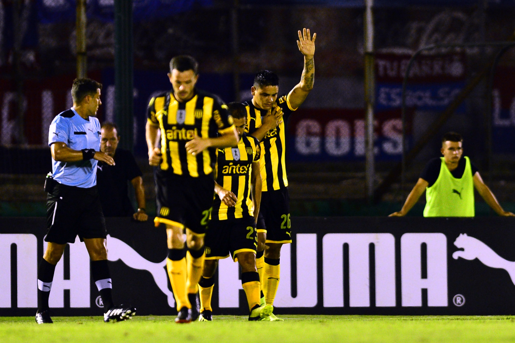 Los festejos de los goles de Peñarol de Gabriel Fernández y Agustín Canobbio