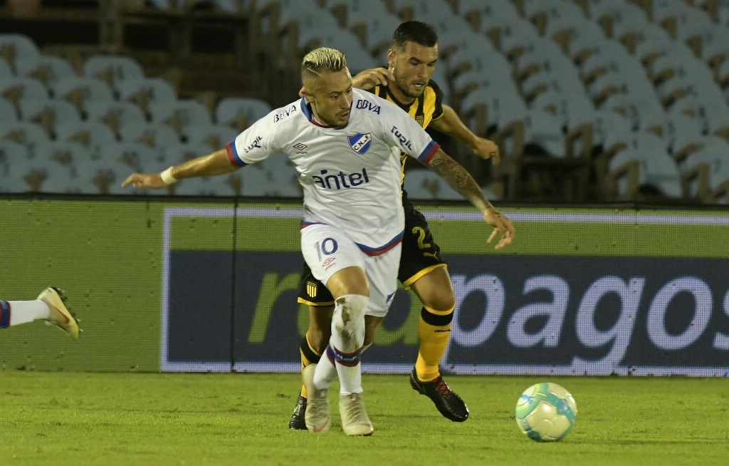 Rodrigo Amaral y Fabricio Formiliano en el clásico Peñarol vs. nacional