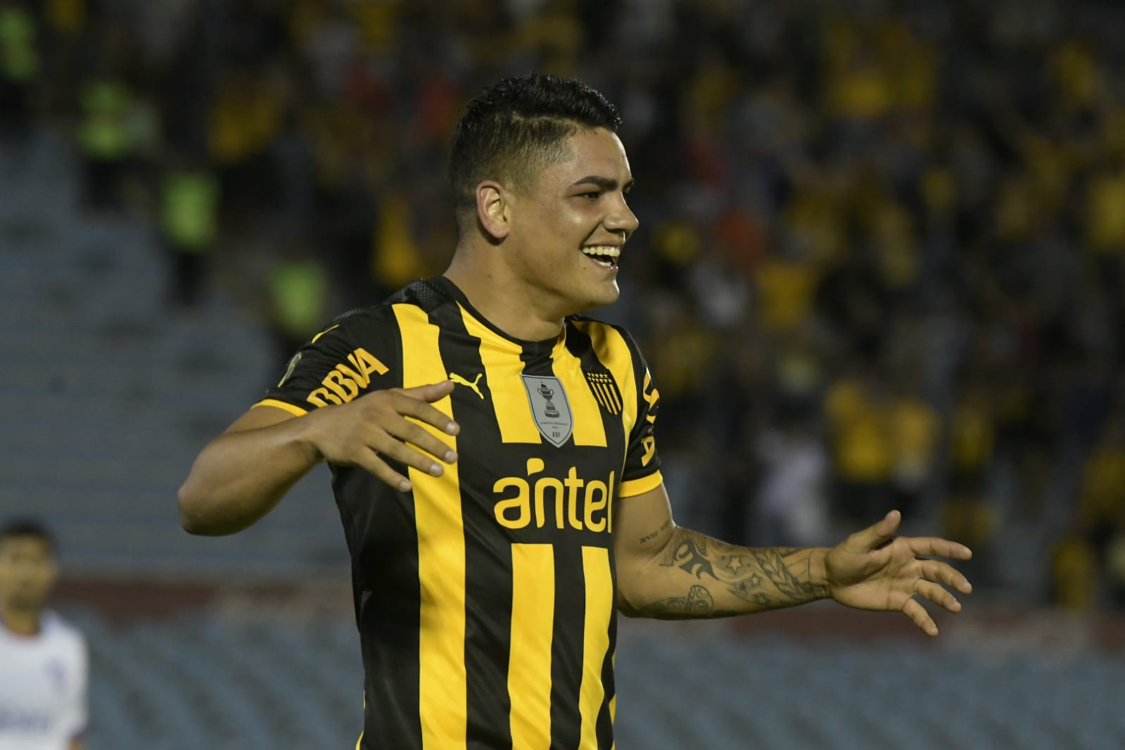 Gabriel Fernández tras el gol en el clásico Peñarol vs. Nacional
