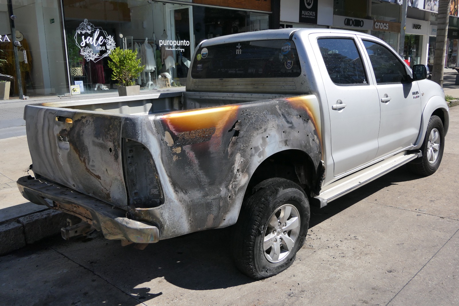 Así quedó la camioneta que estaba estacionada. Foto: Ricardo Figueredo