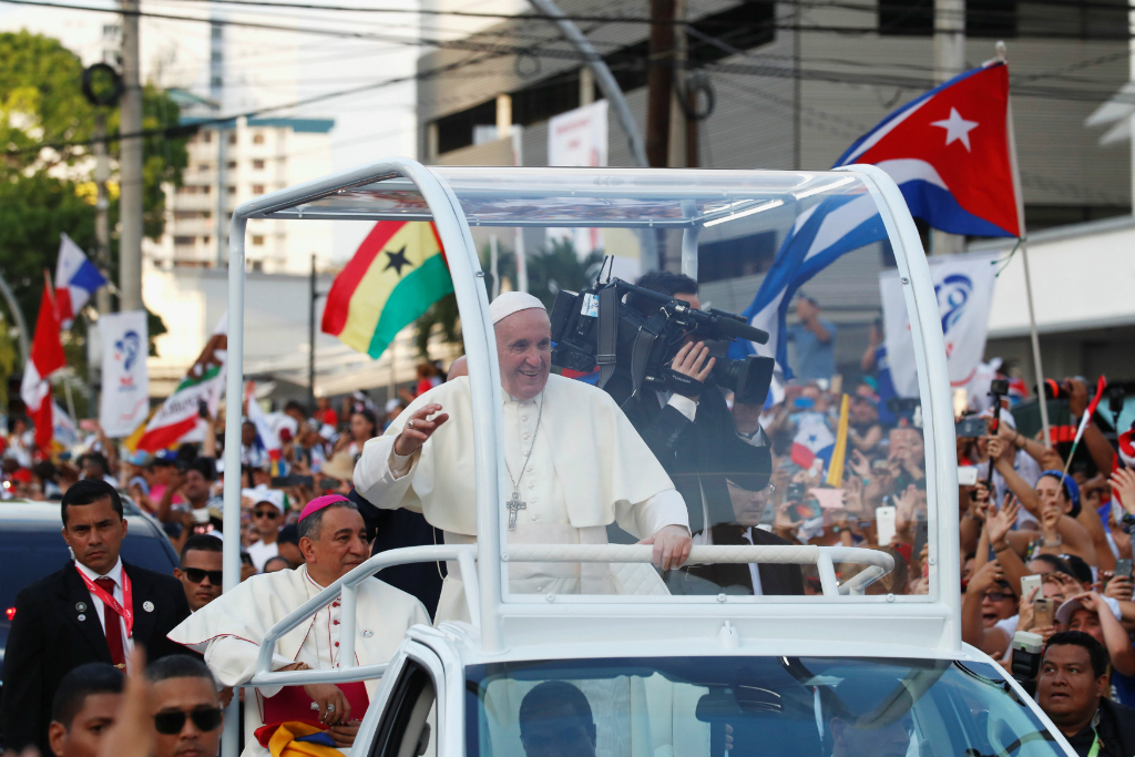 Francisco responde a la cálida bienvenida. Foto: Reuters