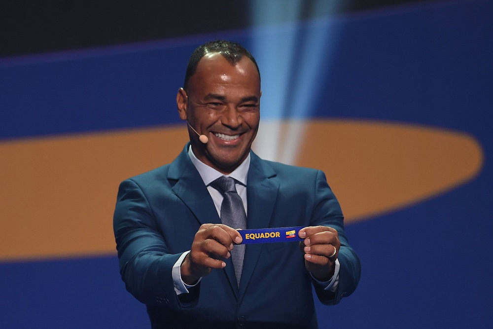 Cafú con la bolilla de Ecuador en el sorteo de la Copa América