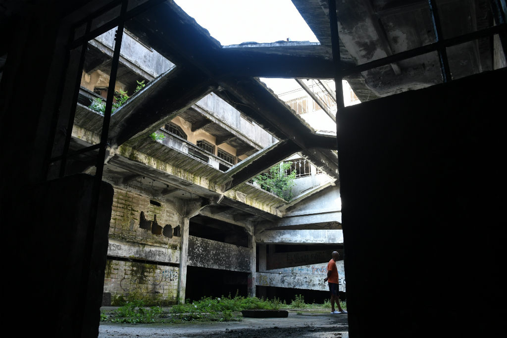 Oscuridad, basura y hollín dentro de la fábrica. Foto: Darwin Borrelli