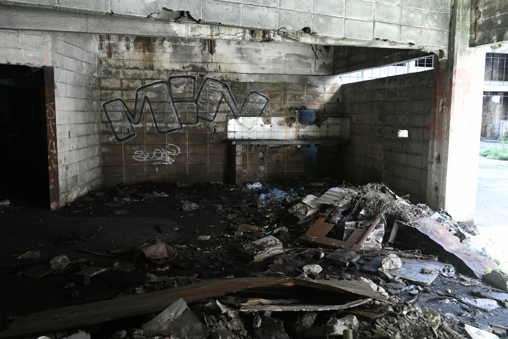 Basura, vidrios rotos, hollín y marcas de tiros le dan un aspecto apocalíptico. Foto: Darwin Borrelli