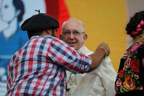 Albez saludando al Papa tras su discurso. Foto: Federico Albez