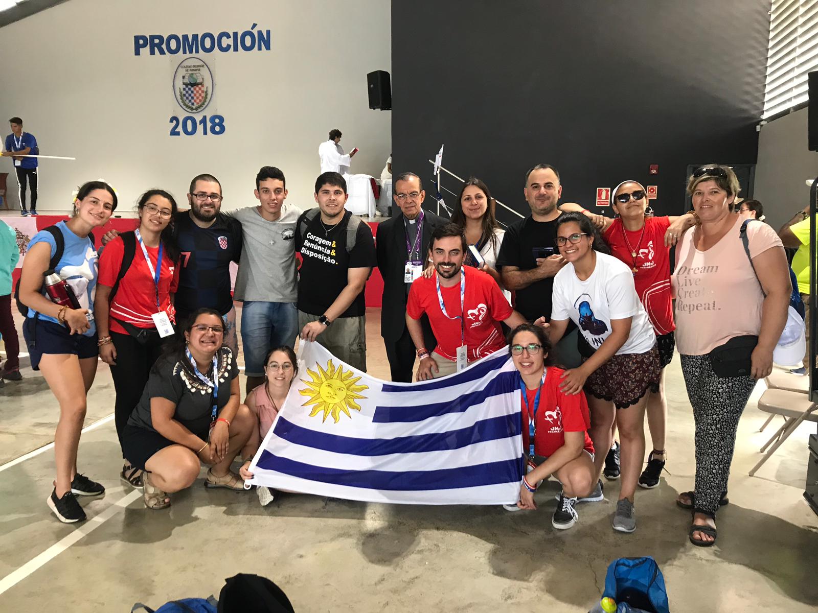 Parte de la delegación oficial de la Confederación Episcopal del Uruguay en un colegio de Panamá. Foto: Adolfo Umpiérrez