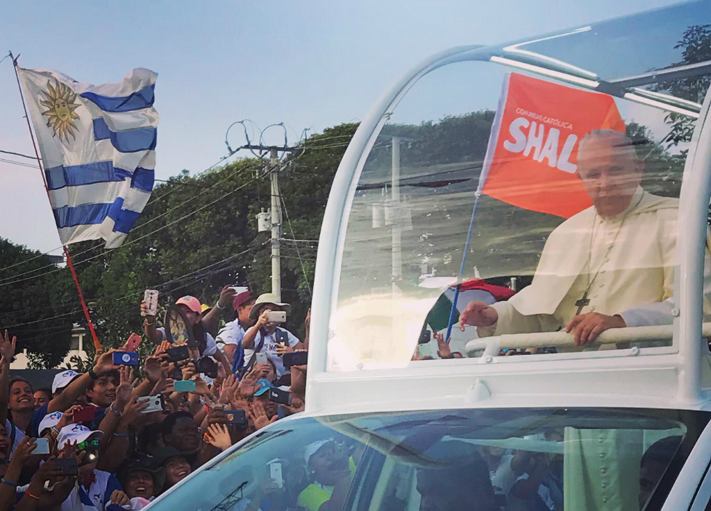 La bandera uruguaya entre la multitud que no quería perderse de ver al Papa Francisco. Foto: Adolfo Umpiérrez