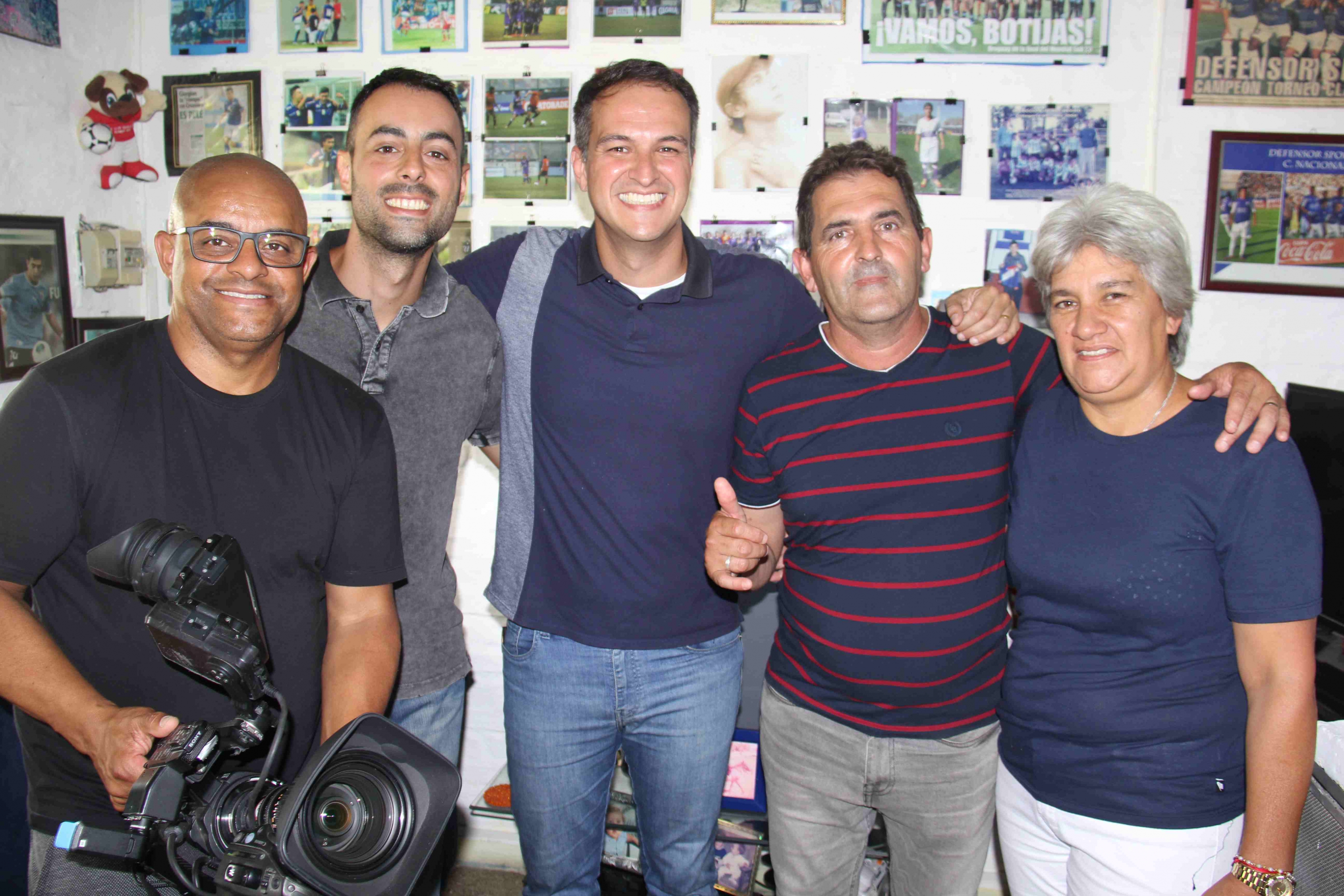 Los padres de Giorgian junto al equipo de TV Globo que llegó hasta su casa.